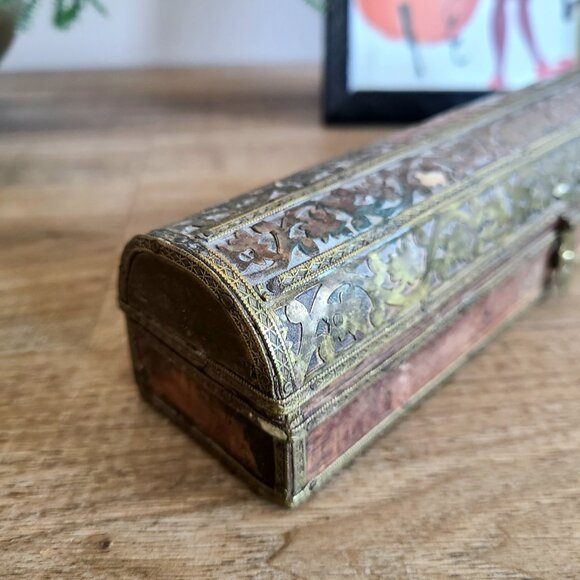 Vintage/Antique hand made with brass leaf details Qalamdan wooden pencil box. - Picture 5 of 15